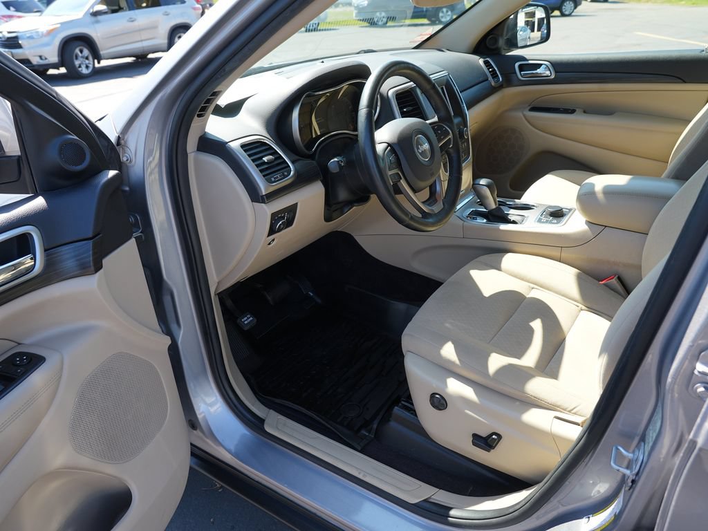 Used 2019 Jeep Grand Cherokee Laredo AWD/4WD image 13