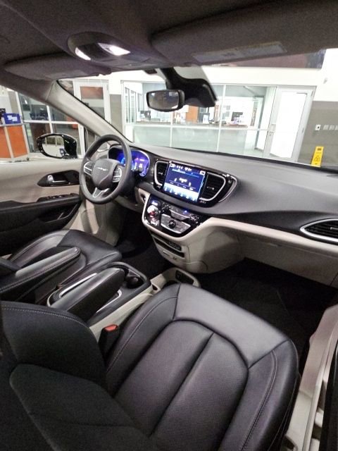 Used 2024 Chrysler Pacifica Touring-L image 41