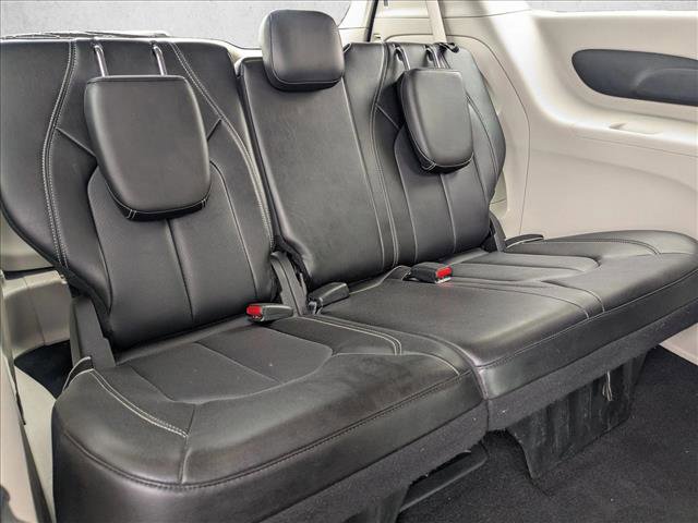 Used 2024 Chrysler Pacifica Touring-L image 19