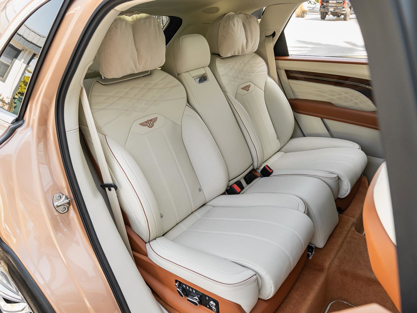 Used 2023 Bentley Bentayga Extended Wheelbase image 10