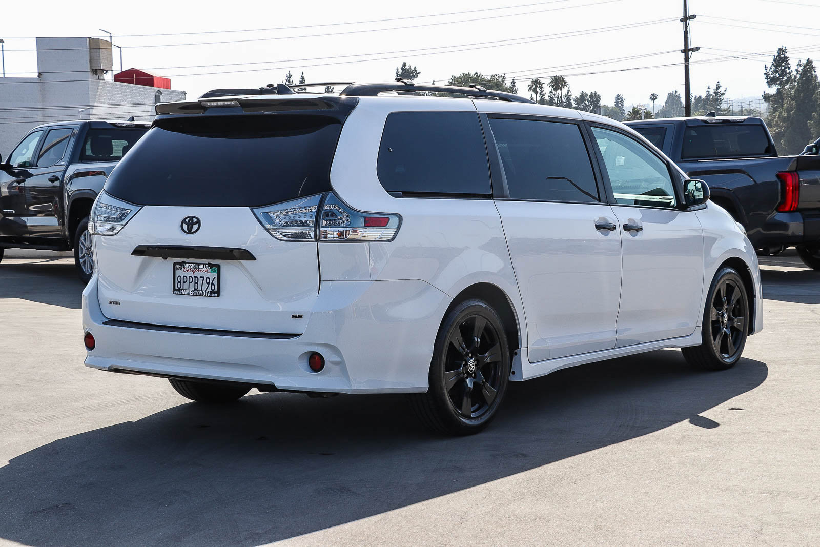 Used 2020 Toyota Sienna SE w/ Nightshade Edition FWD image 6