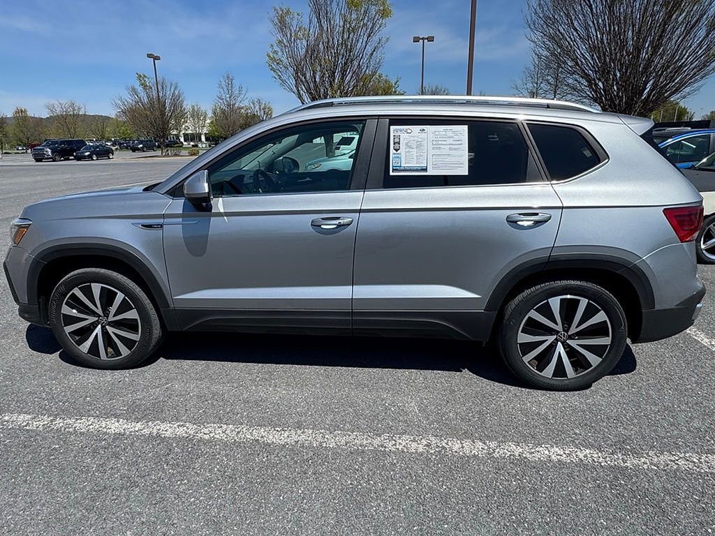 Used 2023 Volkswagen Taos SE w/ Panoramic Sunroof Package AWD/4WD image 4
