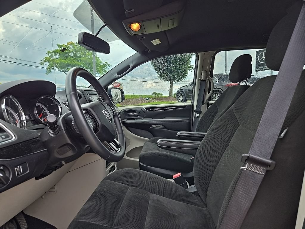 Used 2016 Dodge Grand Caravan SE FWD image 28