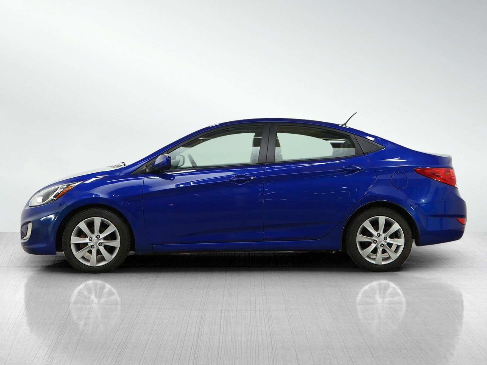 Used 2013 Hyundai Accent GLS w/ Premium Pkg FWD image 2