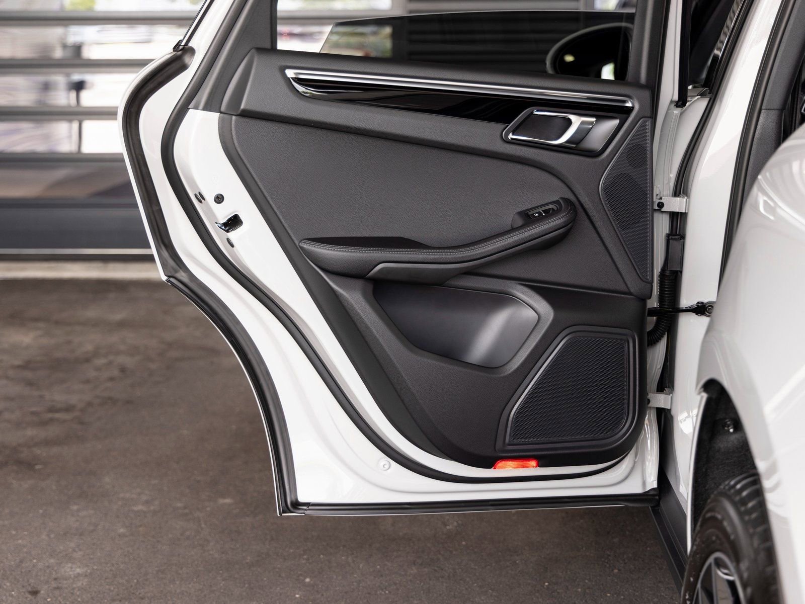 Certified 2025 Porsche Macan image 24