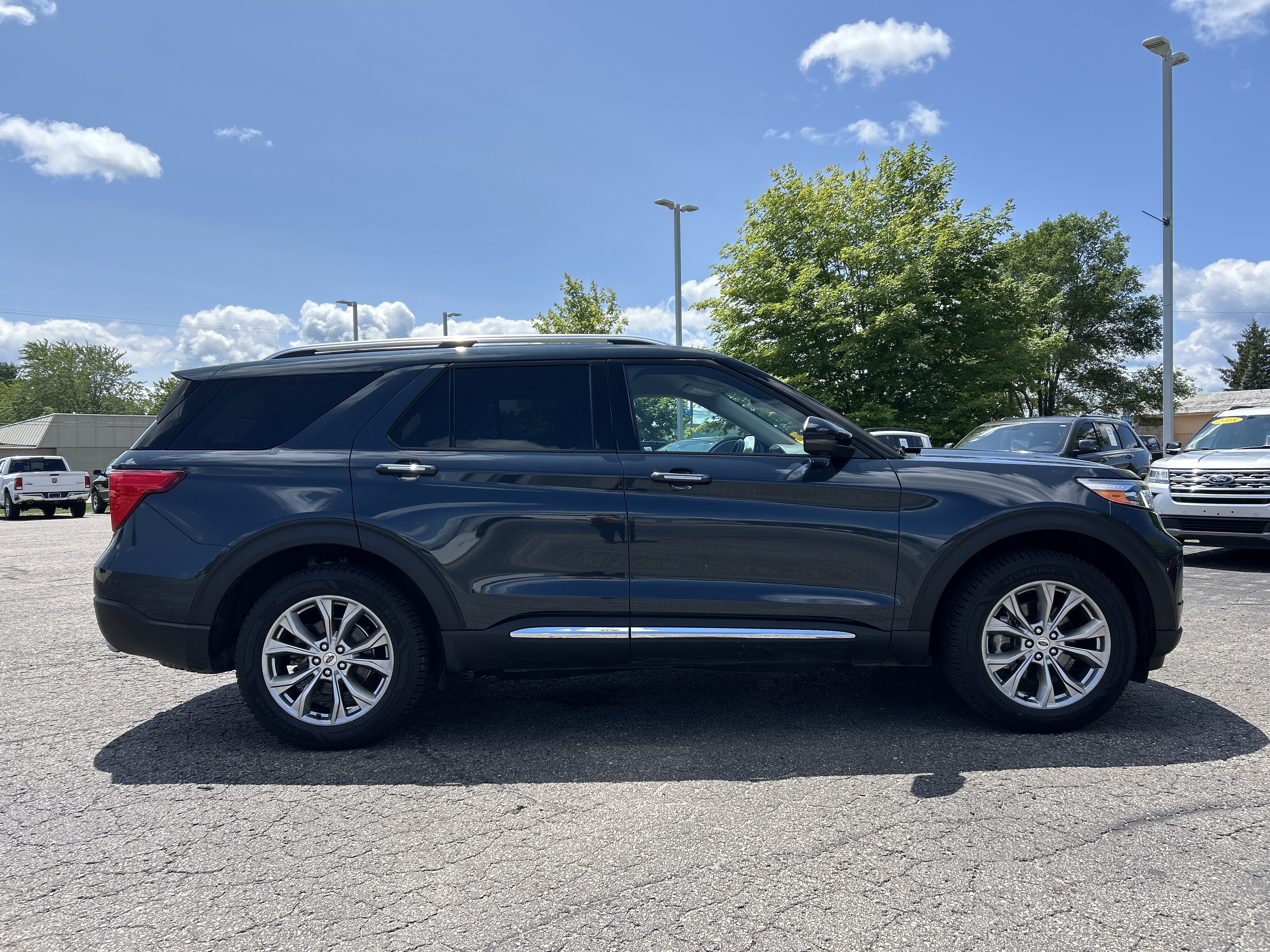 Used 2024 Ford Explorer Limited w/ Equipment Group 301A AWD/4WD image 2