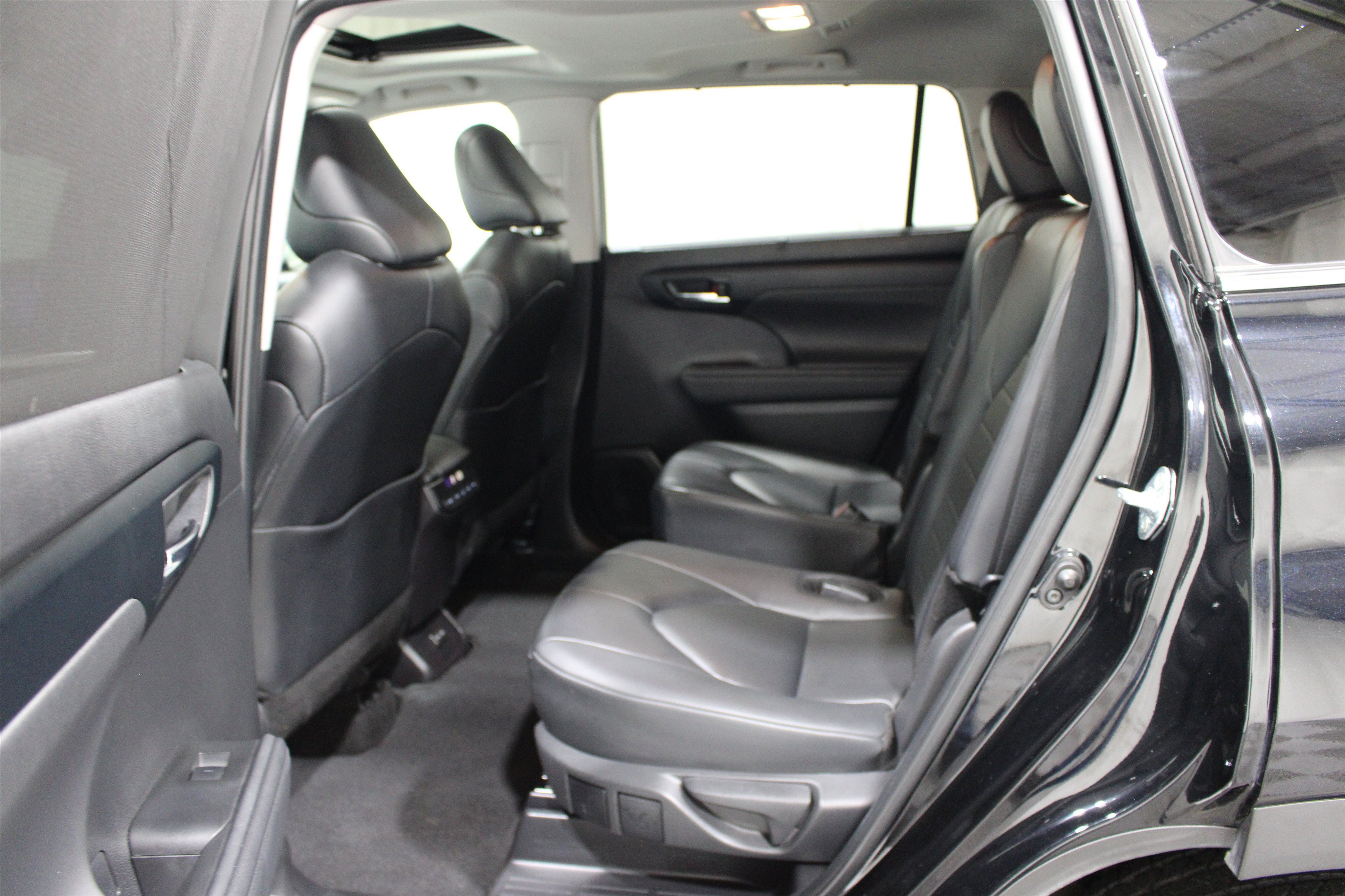 Used 2024 Toyota Highlander XLE AWD/4WD image 19