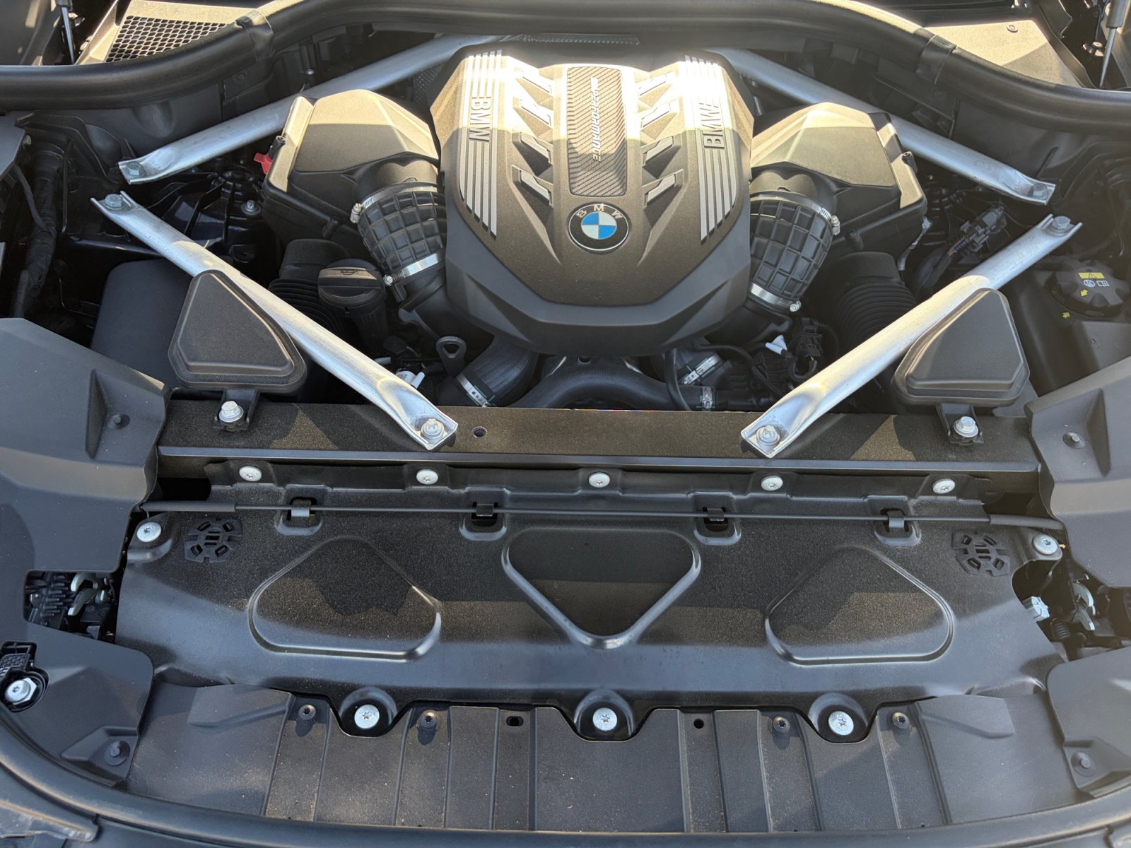 Used 2021 BMW X6 M50i w/ Dynamic Handling Package AWD/4WD image 27