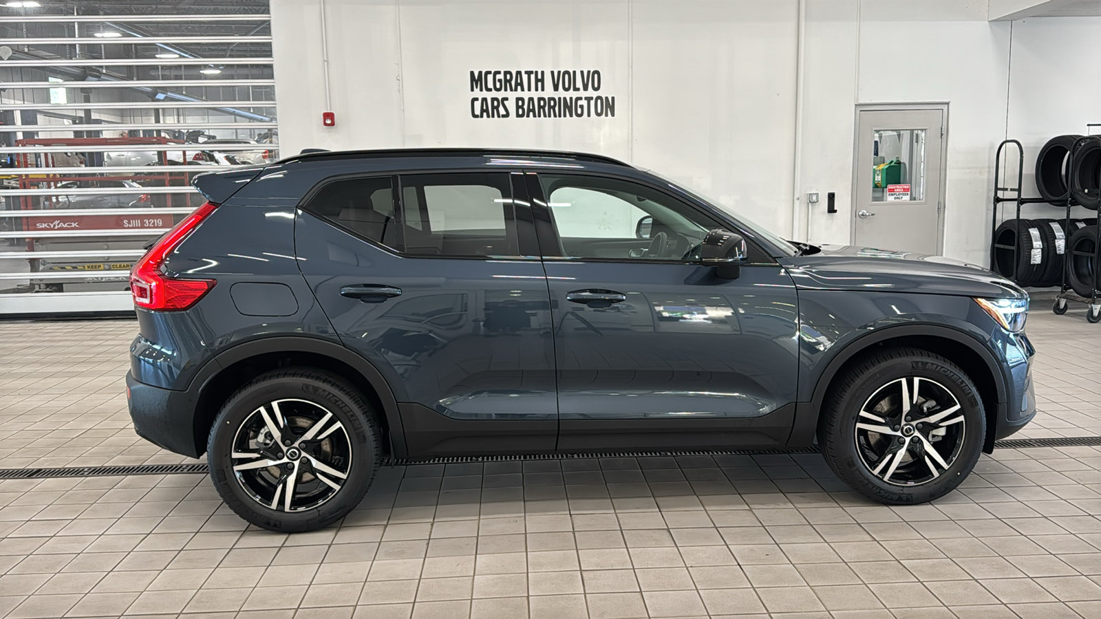 New 2026 Volvo XC40 B5 Core w/ Climate Package AWD/4WD image 4