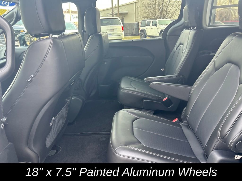 Used 2025 Chrysler Pacifica Select image 23