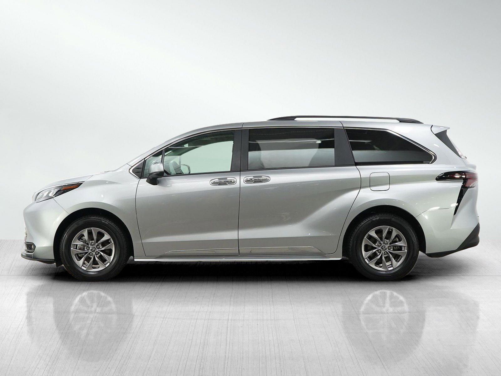 Used 2025 Toyota Sienna XLE FWD image 2