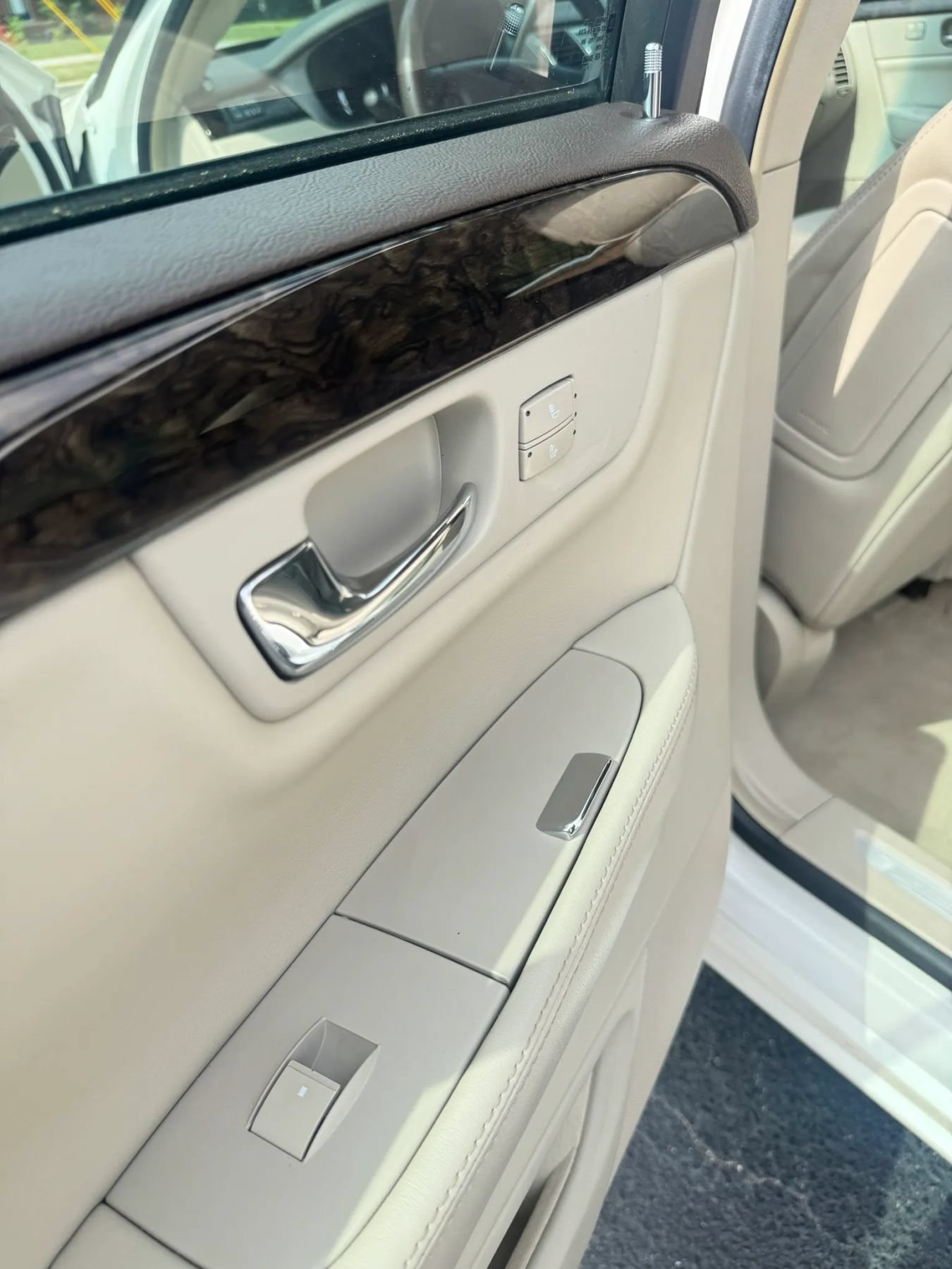 Used 2011 Cadillac DTS Luxury FWD image 16