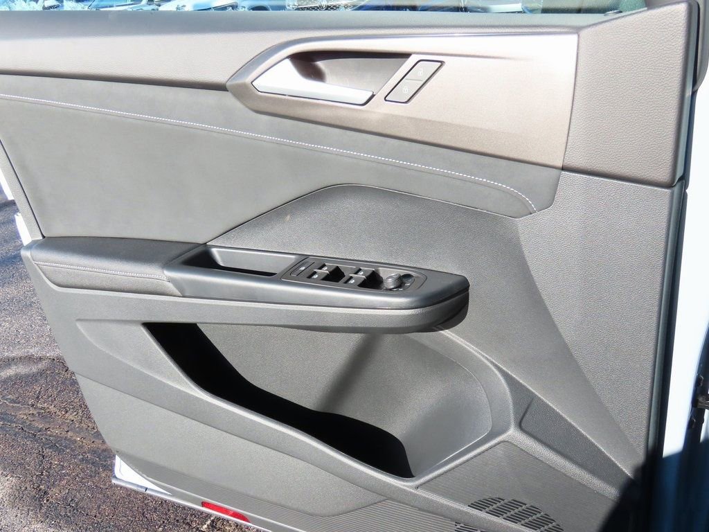New 2025 Volkswagen Taos SE image 36