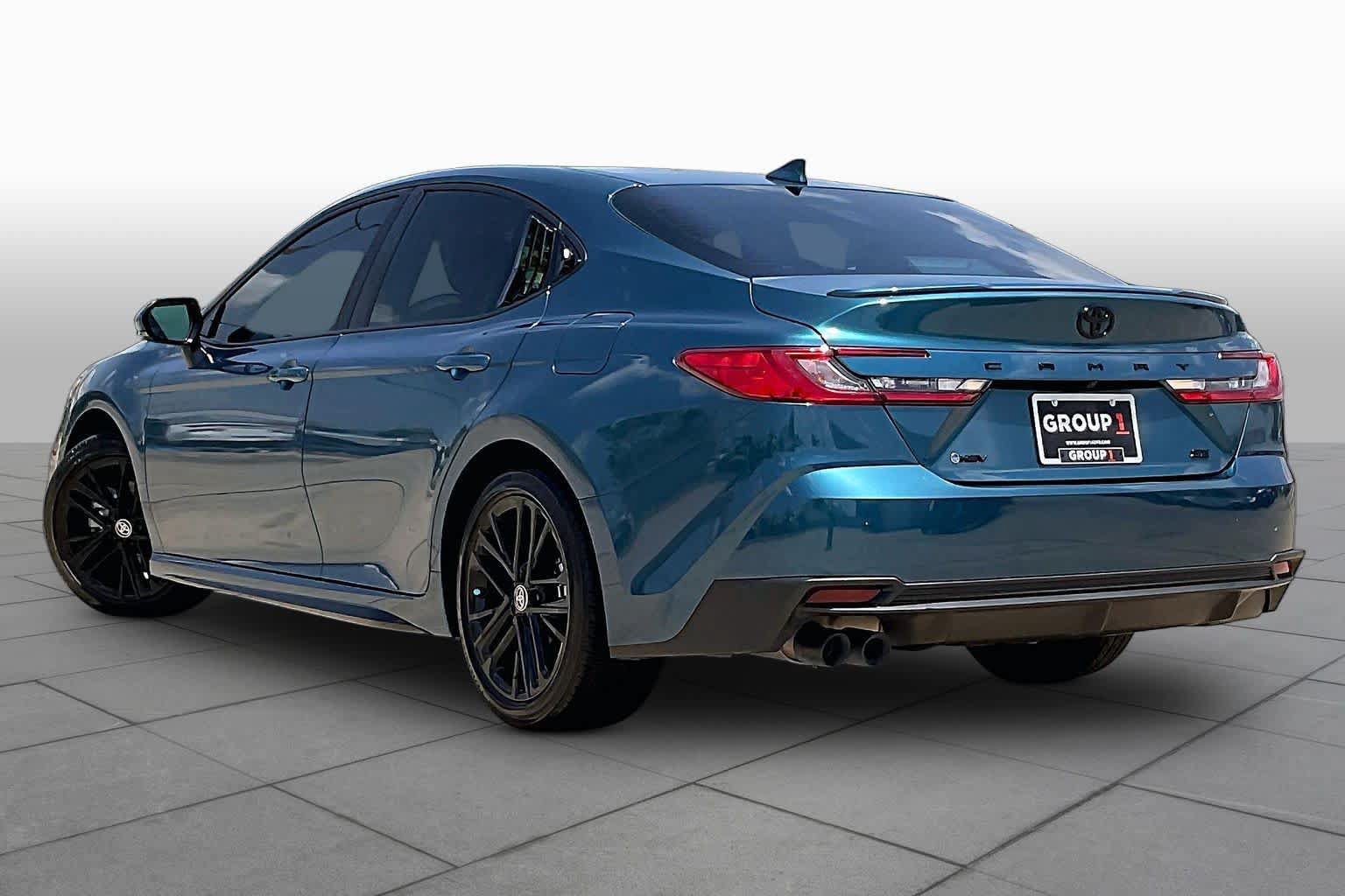 Used 2025 Toyota Camry SE FWD image 9