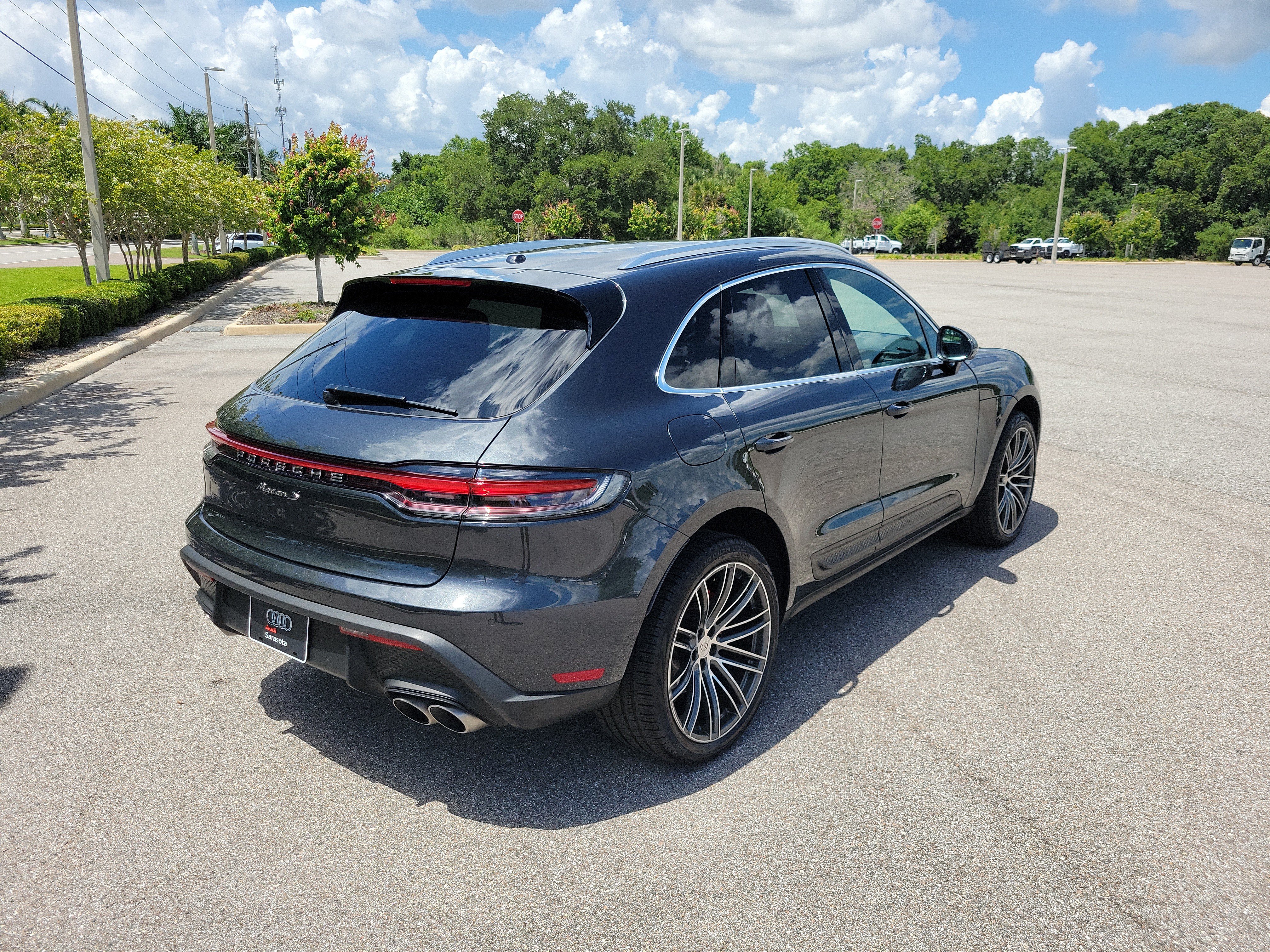 Certified 2024 Porsche Macan S AWD/4WD image 4
