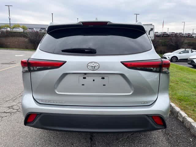 Used 2021 Toyota Highlander L AWD/4WD image 5