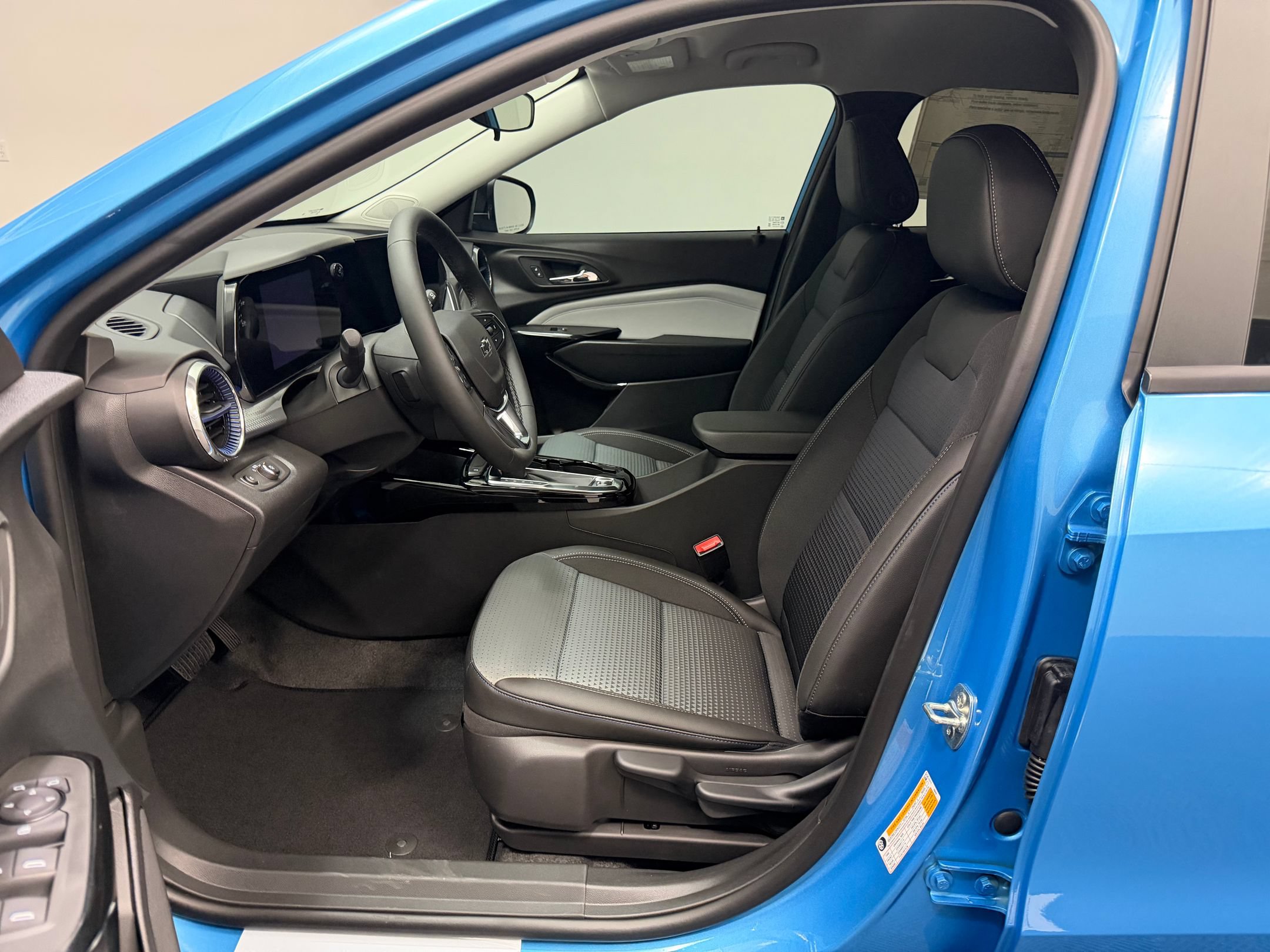 New 2026 Chevrolet Trax LT w/ Midnight Edition FWD image 5
