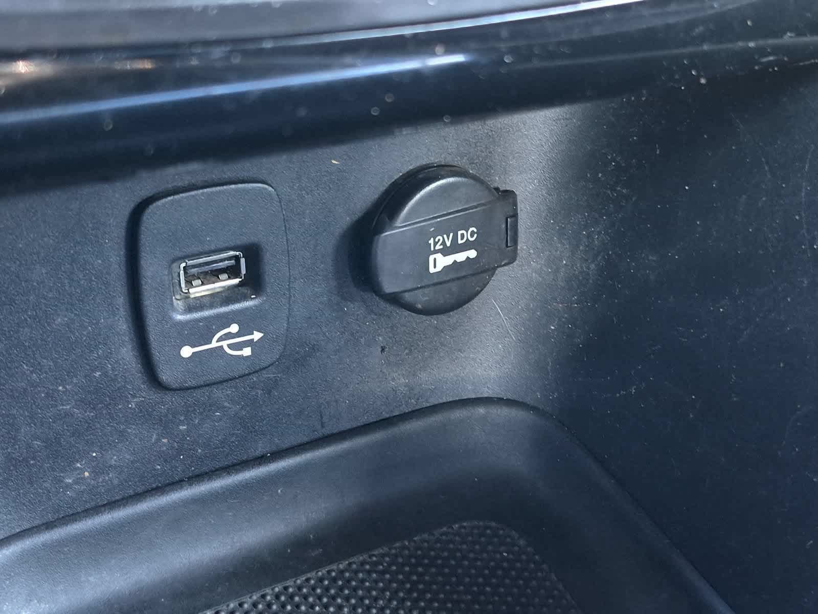 Used 2013 Chrysler 200 Limited FWD image 30