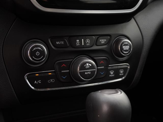 Used 2019 Jeep Cherokee Limited FWD image 25