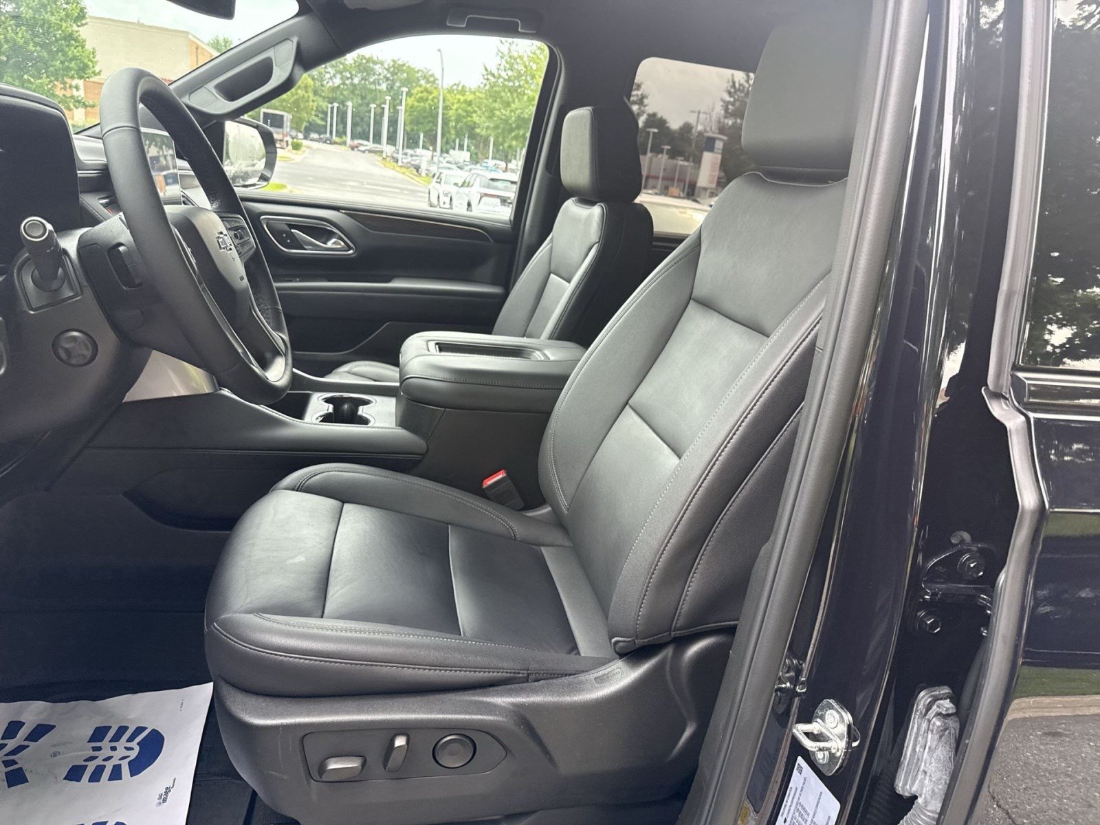 Used 2023 Chevrolet Tahoe Z71 w/ Luxury Package AWD/4WD image 13