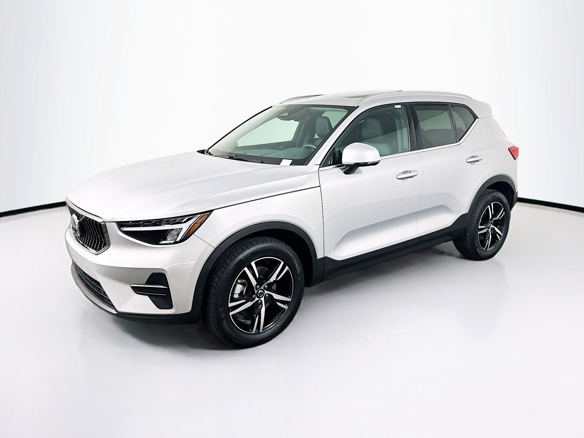 Used 2025 Volvo XC40 B5 Core image 3