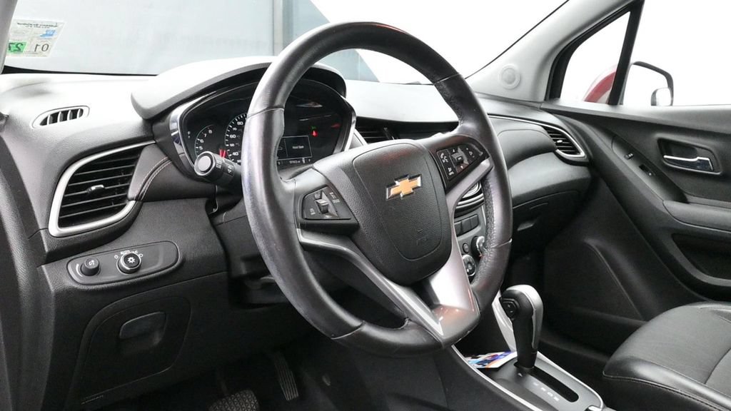 Used 2017 Chevrolet Trax LT w/ LT Convenience Package FWD image 11