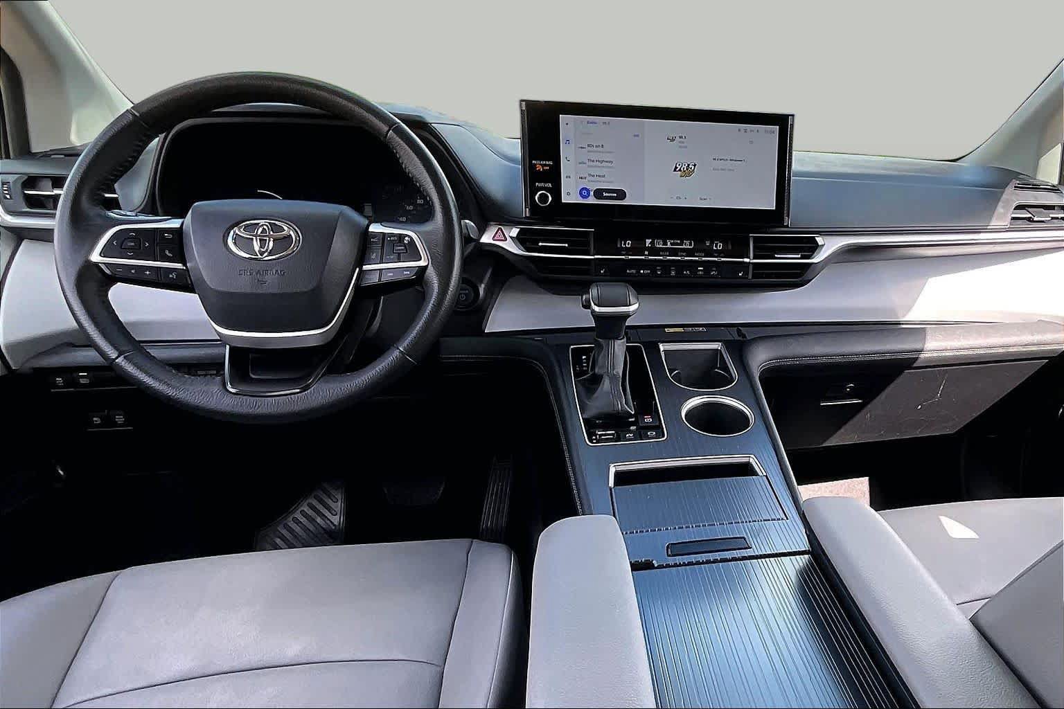 Used 2025 Toyota Sienna XLE FWD image 13