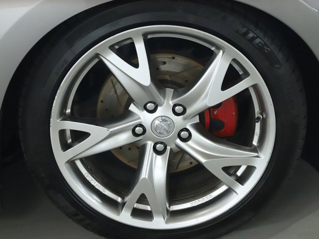 Used 2010 Nissan 370Z Roadster RWD image 11