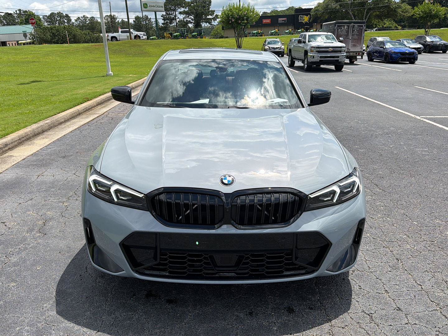 New 2026 BMW 330i xDrive Sedan w/ M Sport Package AWD/4WD image 9