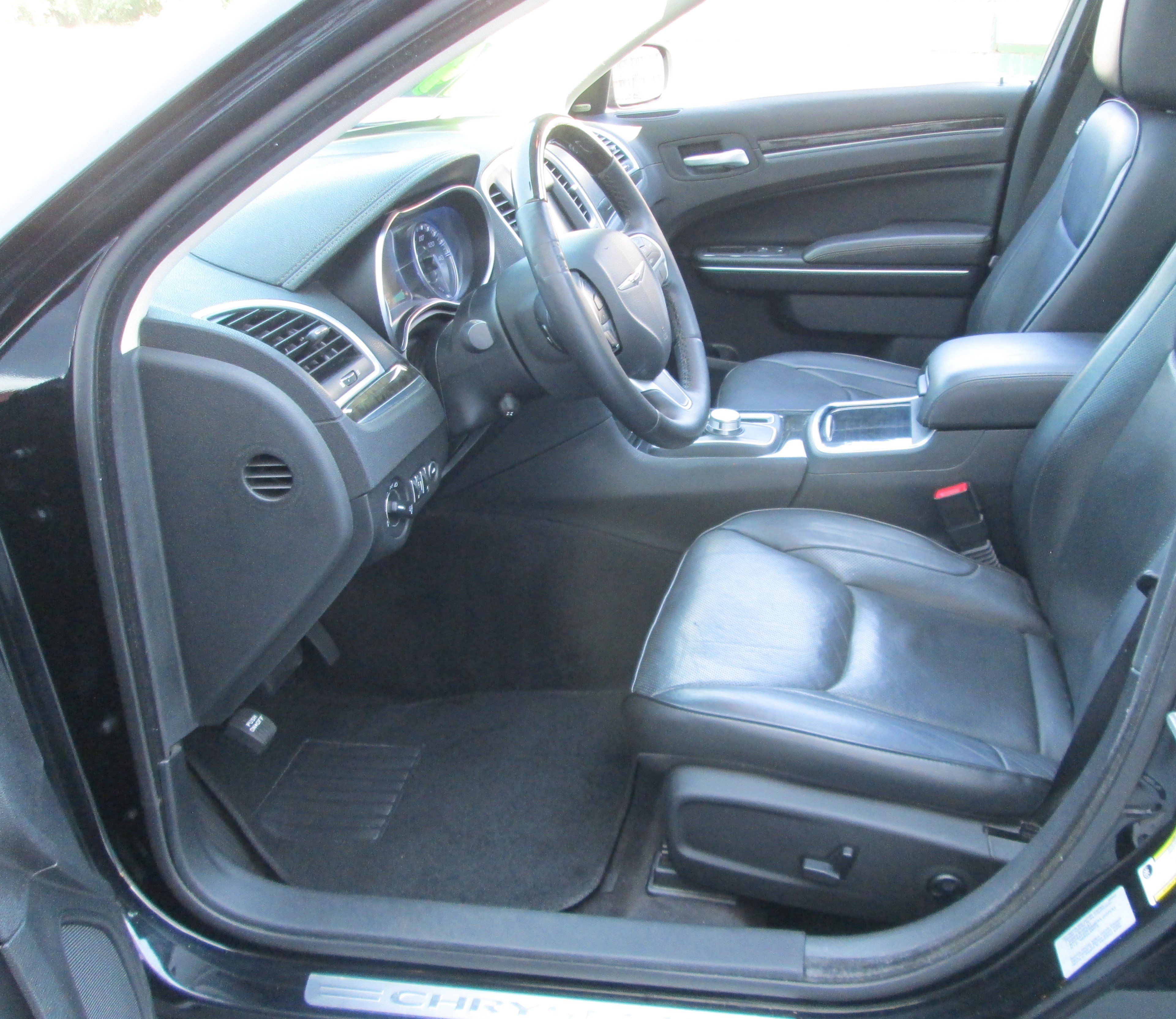 Used 2016 Chrysler 300 C AWD/4WD image 9