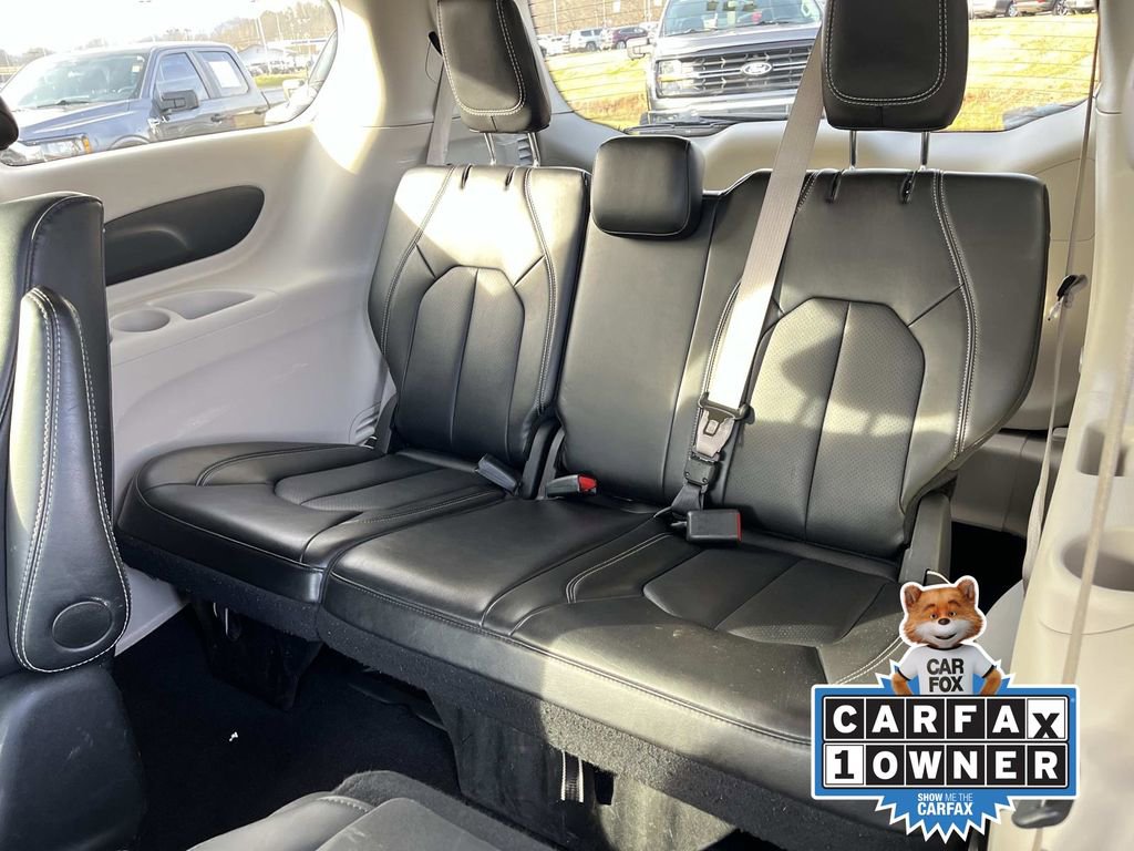 Used 2024 Chrysler Pacifica Select image 17
