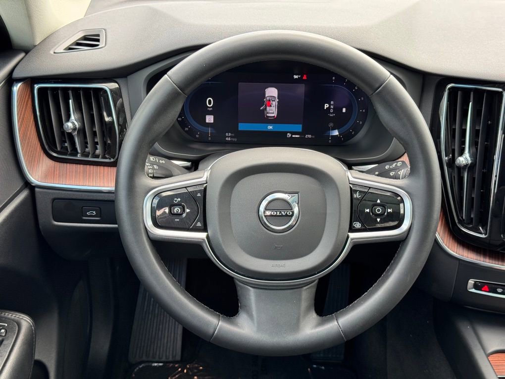 Used 2023 Volvo XC60 B5 Plus image 22