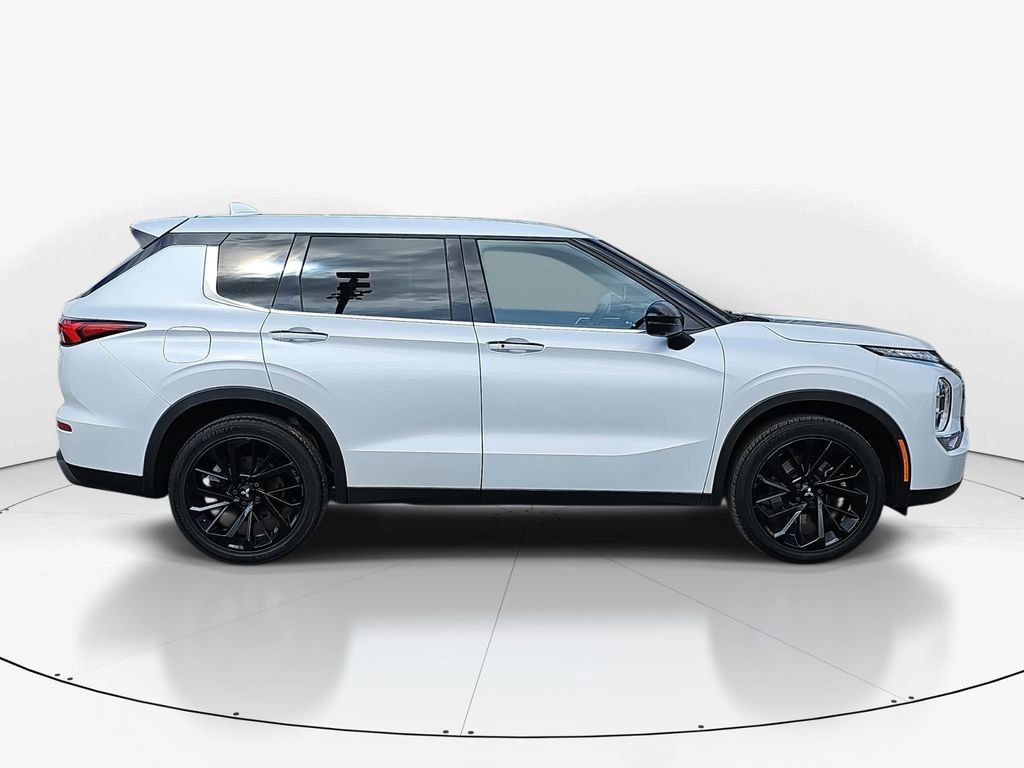 Used 2023 Mitsubishi Outlander SE image 9