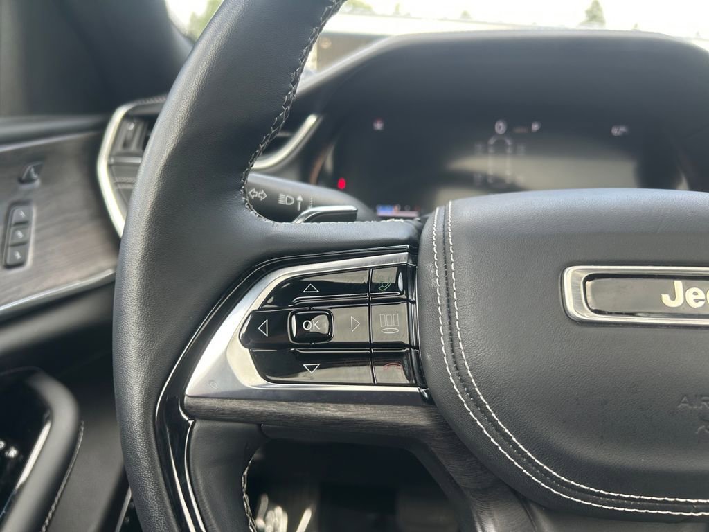 Used 2022 Jeep Grand Cherokee Overland w/ Adv Protech Group III image 17