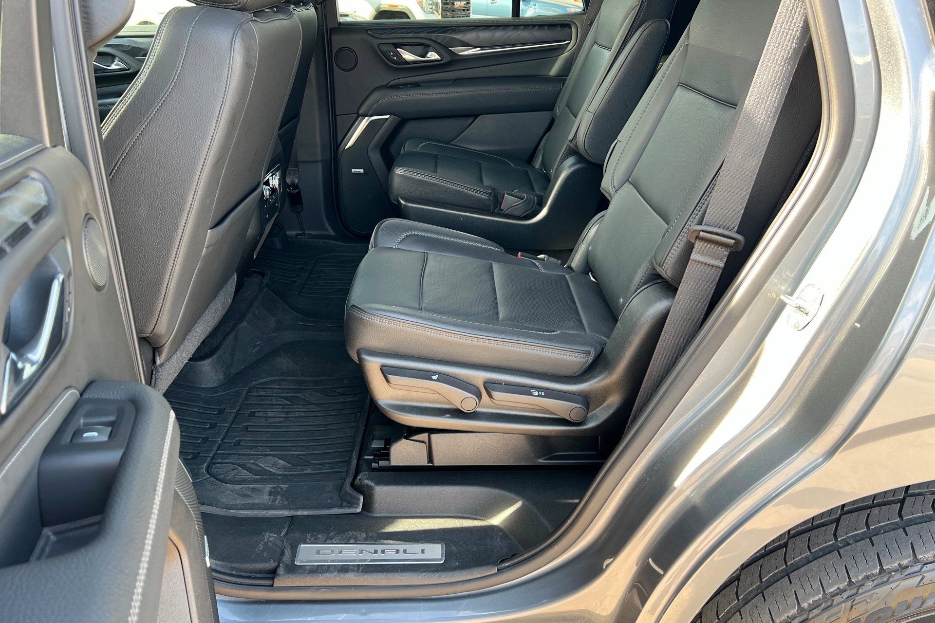 Used 2021 GMC Yukon Denali w/ Denali Premium Package image 21