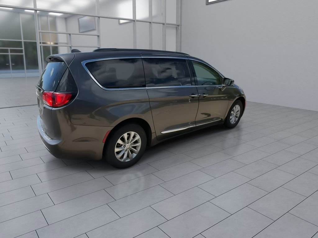 Used 2017 Chrysler Pacifica Touring-L FWD image 9