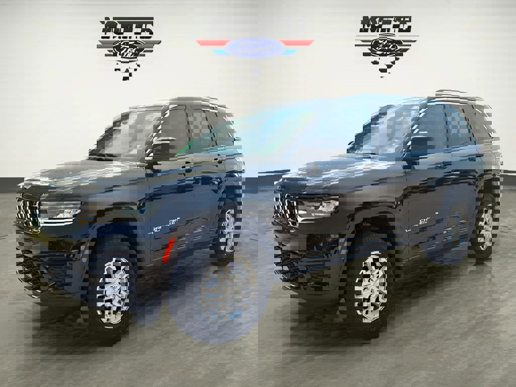 Used 2023 Jeep Grand Cherokee Laredo image 1