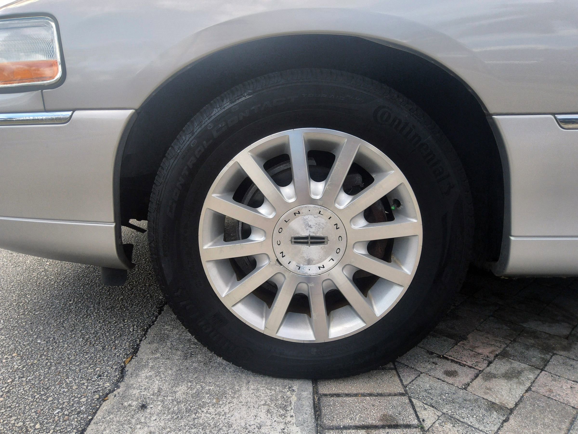 Used 2006 Lincoln Town Car Signature image 41