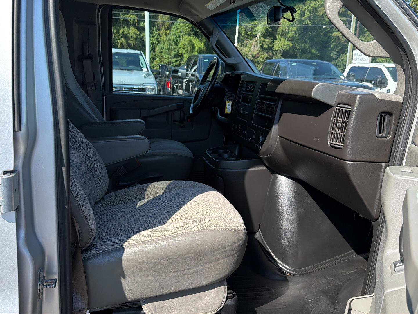 Used 2023 Chevrolet Express 3500 LS w/ Chrome Appearance Package RWD image 14