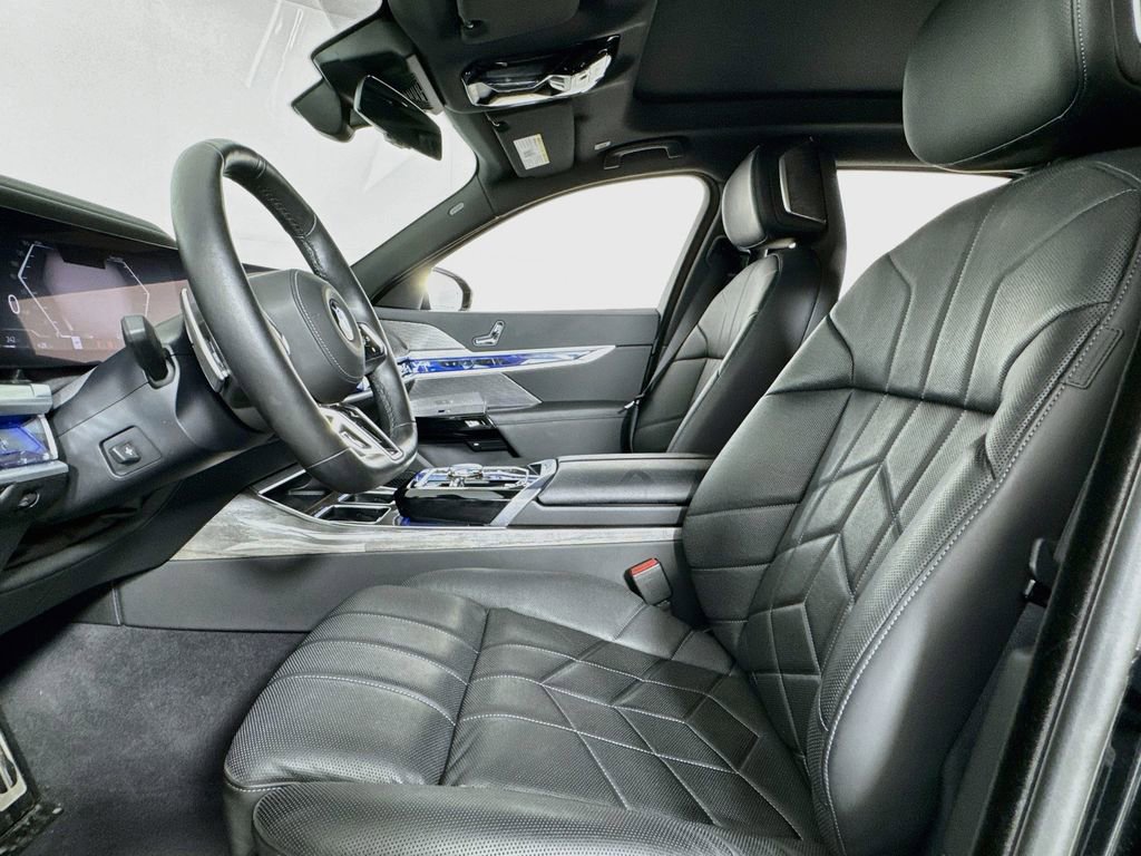 Used 2025 BMW 740i xDrive AWD/4WD image 9