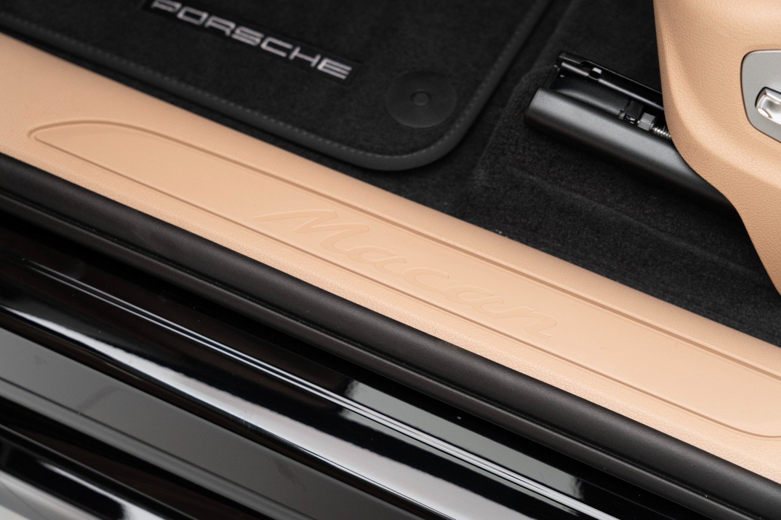 Certified 2025 Porsche Macan AWD/4WD image 13