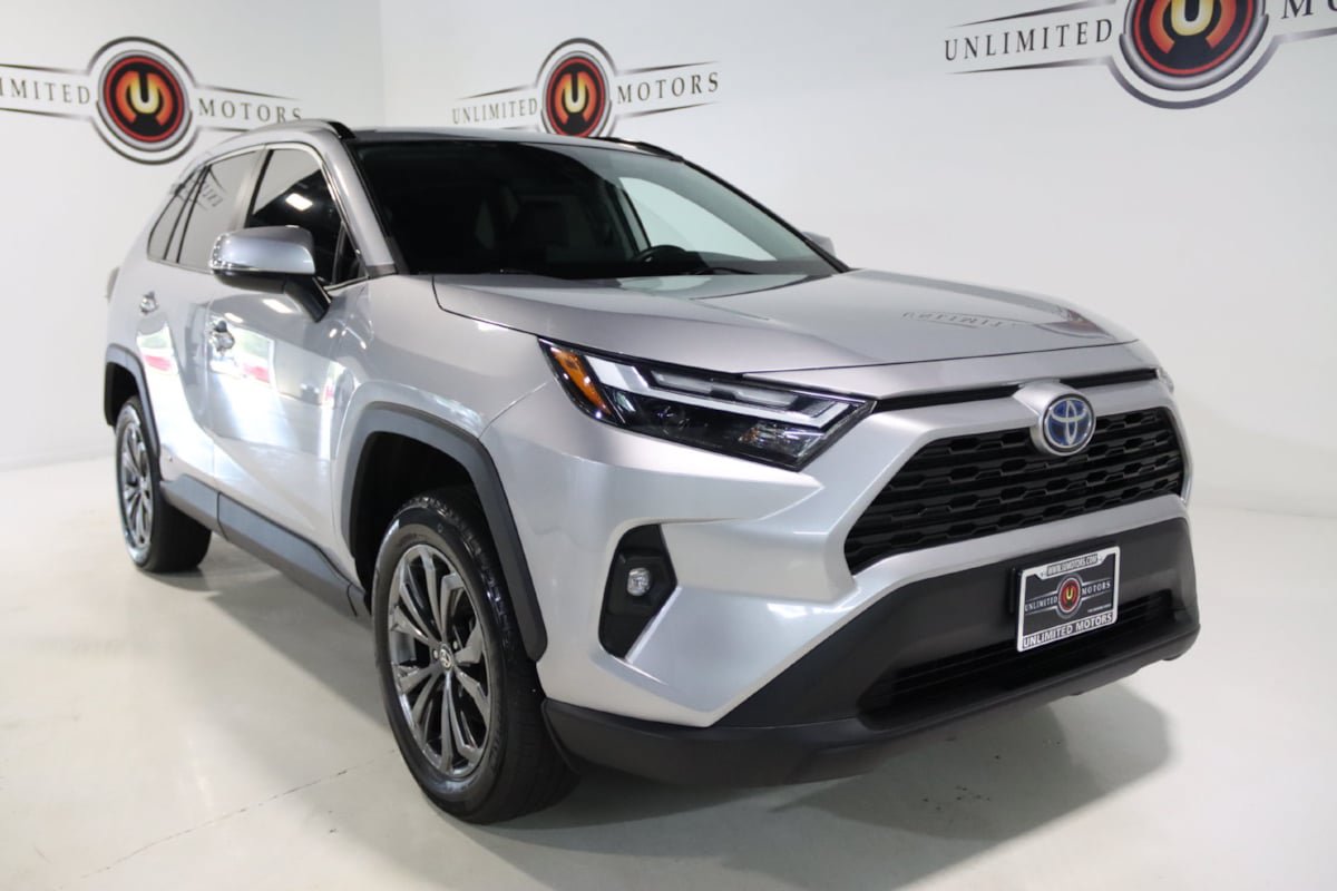 Used 2022 Toyota RAV4 XLE Premium AWD/4WD image 18