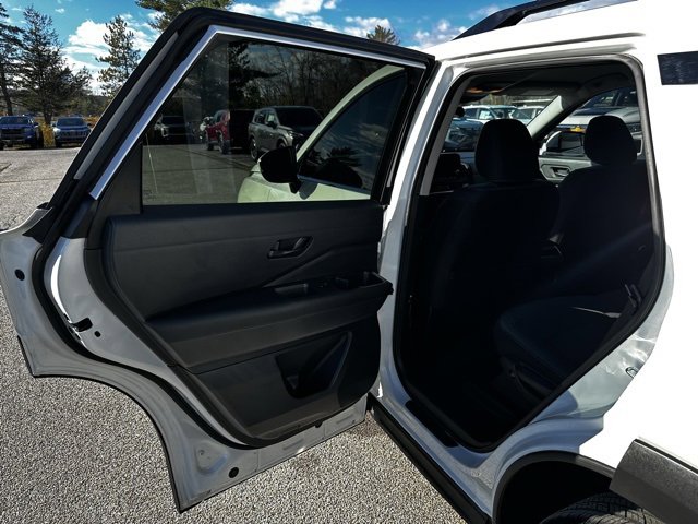 Used 2024 Nissan Pathfinder SV image 17