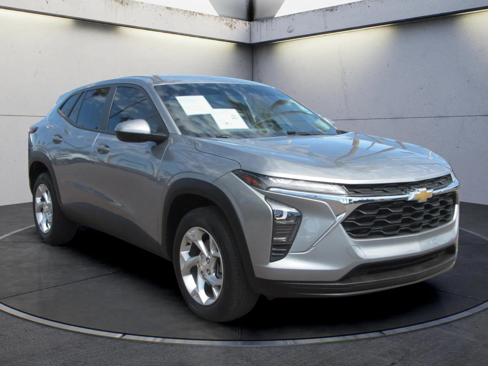 Used 2024 Chevrolet Trax LS w/ LS Convenience Package FWD image 2