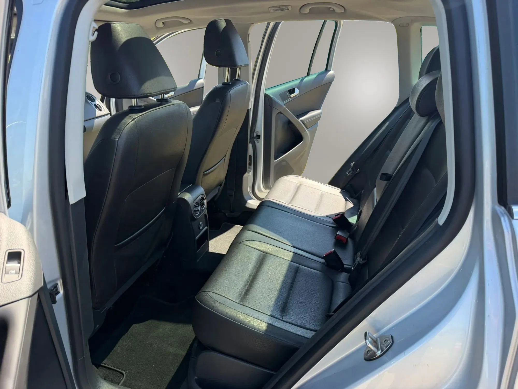 Used 2013 Volkswagen Tiguan SE FWD image 17