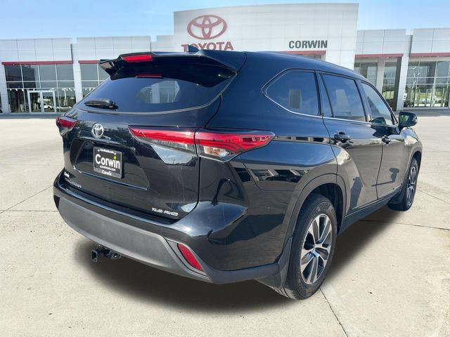 Used 2022 Toyota Highlander XLE AWD/4WD image 5