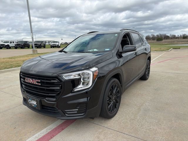 Used 2024 GMC Terrain SLE w/ Driver Convenience Package image 2