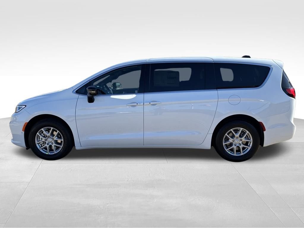 New 2026 Chrysler Pacifica Select image 2