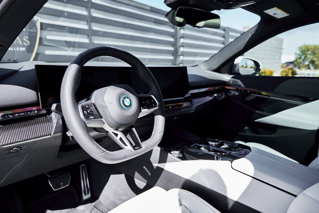 Used 2026 BMW 550e xDrive image 2