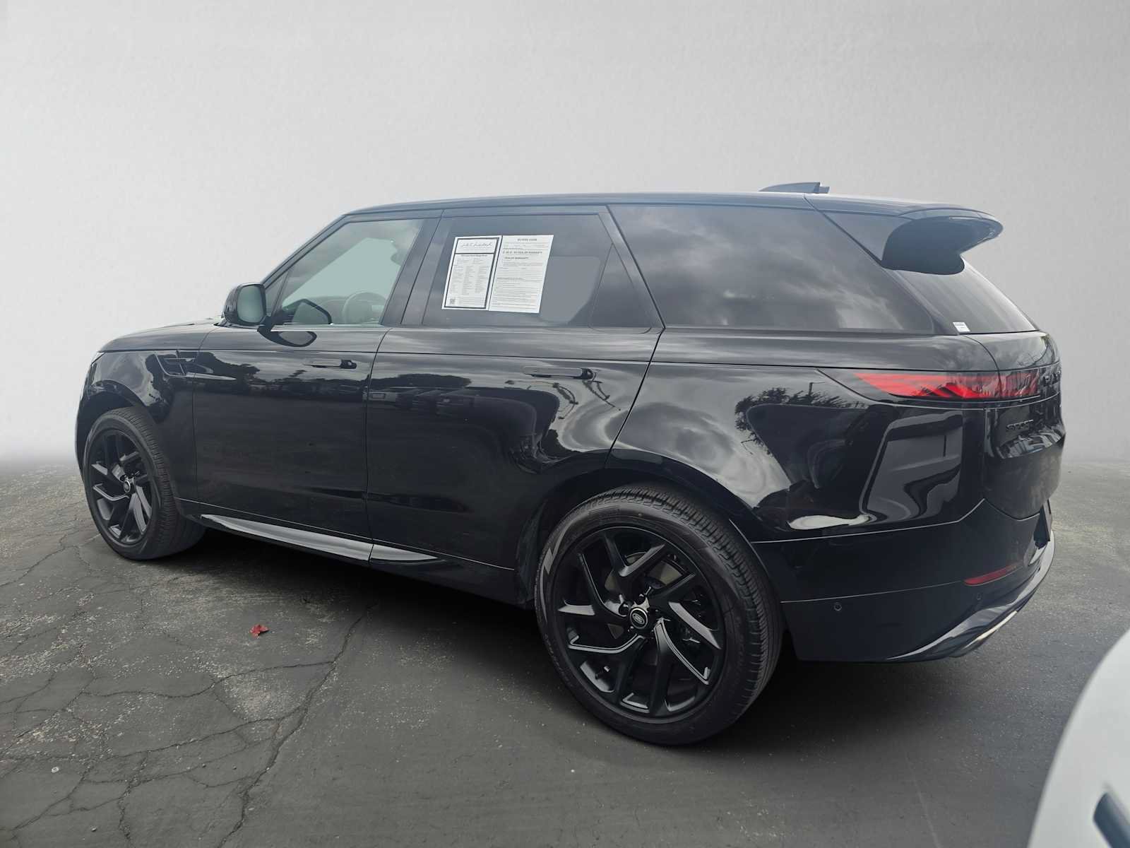 Used 2024 Land Rover Range Rover Sport Dynamic SE AWD/4WD image 3